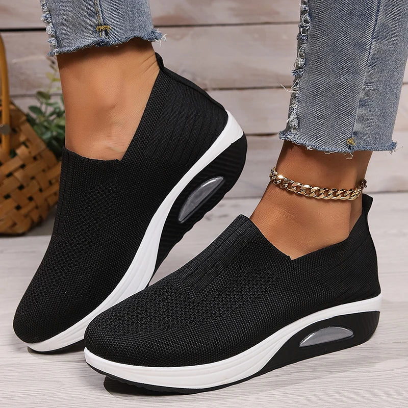 Pantofi sport ortopedici pentru femei OrtoPas Air Comfort. Design slip-on din tricot flexibil, talpă cu pernă de aer și amortizare ideală pentru picioare sensibile.