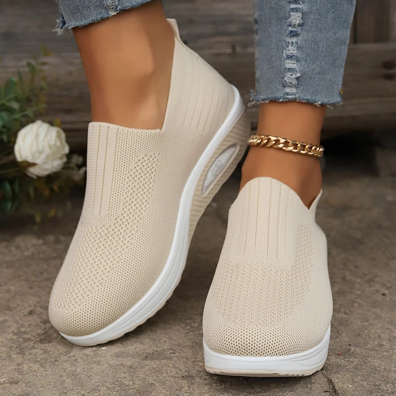 Pantofi sport ortopedici pentru femei OrtoPas Air Comfort. Design slip-on din tricot flexibil, talpă cu pernă de aer și amortizare ideală pentru picioare sensibile.
