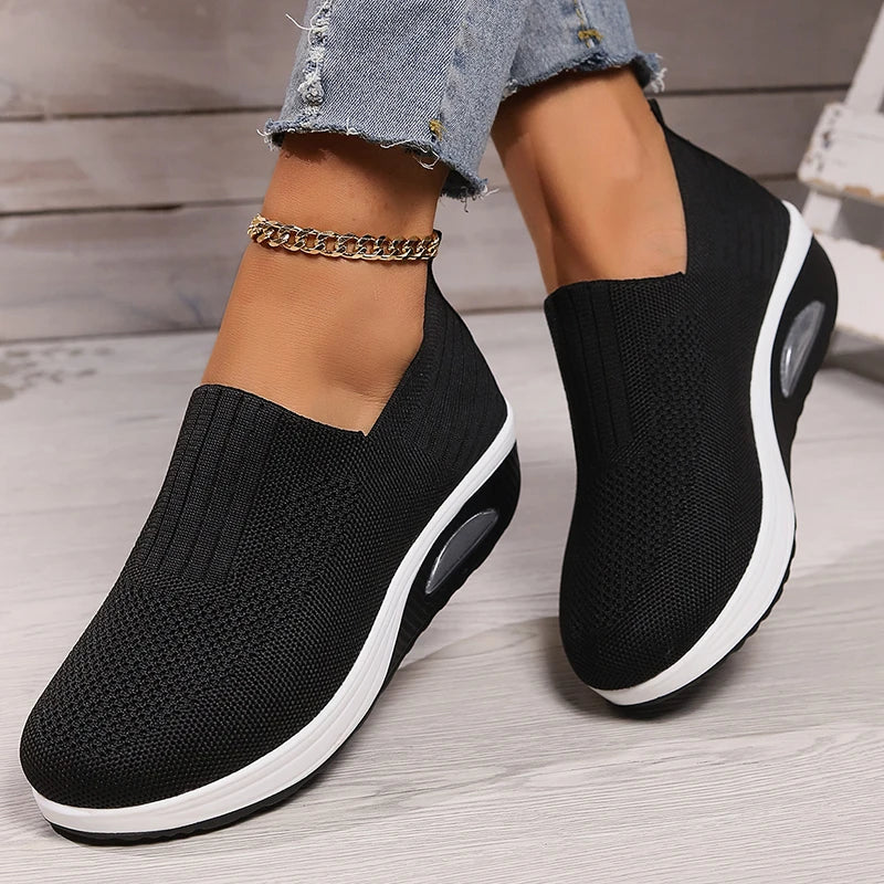 Pantofi sport ortopedici pentru femei OrtoPas Air Comfort. Design slip-on din tricot flexibil, talpă cu pernă de aer și amortizare ideală pentru picioare sensibile.