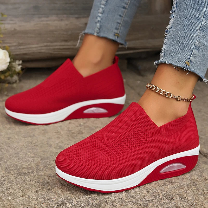 Pantofi sport ortopedici pentru femei OrtoPas Air Comfort. Design slip-on din tricot flexibil, talpă cu pernă de aer și amortizare ideală pentru picioare sensibile.
