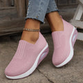 Pantofi sport ortopedici pentru femei OrtoPas Air Comfort. Design slip-on din tricot flexibil, talpă cu pernă de aer și amortizare ideală pentru picioare sensibile.