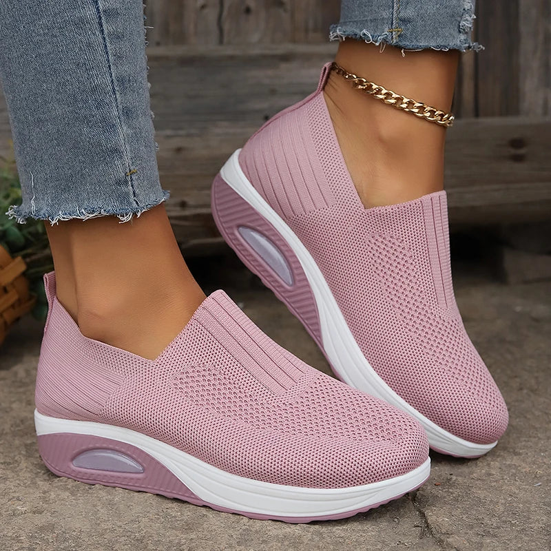 Pantofi sport ortopedici pentru femei OrtoPas Air Comfort. Design slip-on din tricot flexibil, talpă cu pernă de aer și amortizare ideală pentru picioare sensibile.